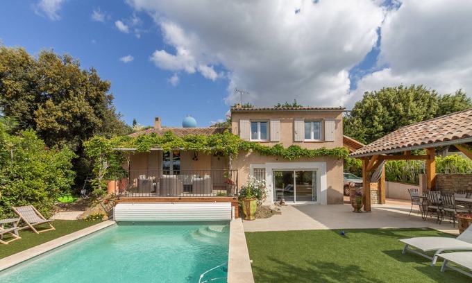 Eyragues Villa | Maison Beally - Charming holiday home with private pool for 8 persons in Eyragues.