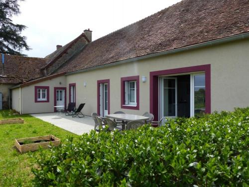 Monetay-sur-Loire House | Maison bourbonnaise rénovée avec cour privée et terrasse paisible - FR-1-489-107