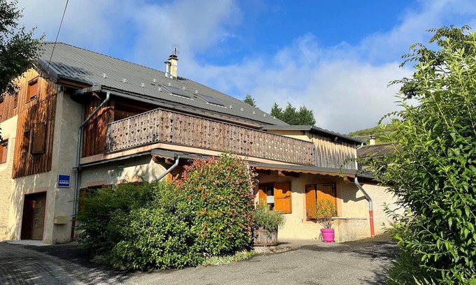 Gilly-sur-Isere House | Maison Campagne, Terrasse et Jardin, Proche de Toutes Commodités. Local Sécurisé
