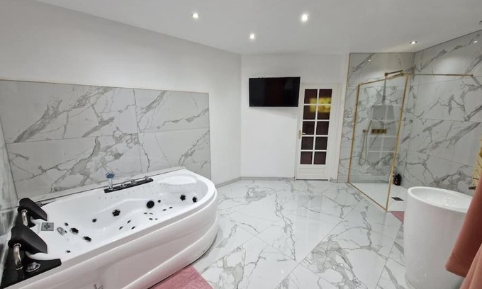 Nogent-sur-Oise House | Maison Chic avec jacuzzi Nogent sur Oise YaoSpa60