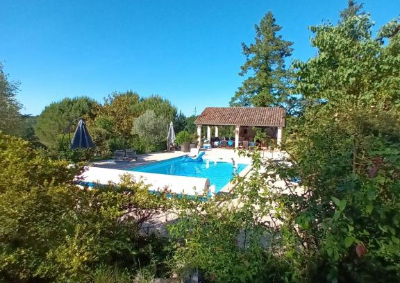 Saint-Amand-de-Vergt Bed & Breakfast | Maison Croix du sud. Chambre Fruits de la Passion