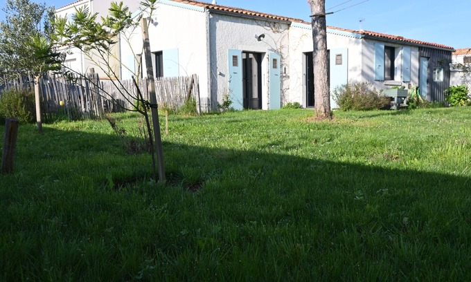 La Bree-les-Bains House | Maison Dans un Village de Bord de mer sur L'île D'oléron