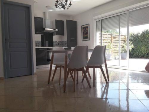 Corneilhan House | Maison dans une propriété avec une cour