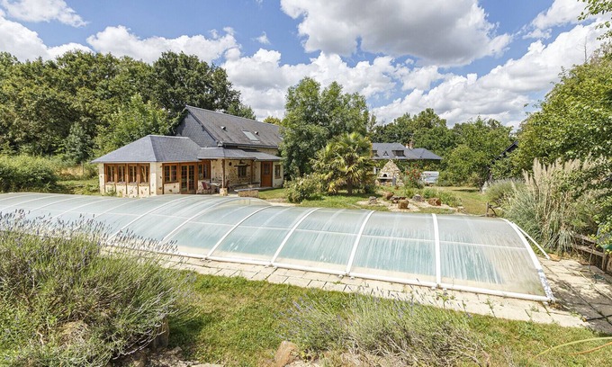Gennes-sur-Glaize House | Maison de campagne avec piscine à 30min de Laval