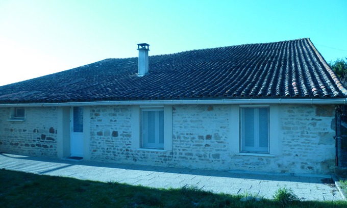 Villefagnan House | Maison de Campagne Avec 3 Couchages Tous Équipée Cour et Jardin Privée