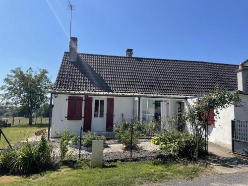 Isle-et-Bardais House | Maison de ferme rénovée, animaux acceptés, au coeur de la campagne avec étang privé - FR-1-489-389