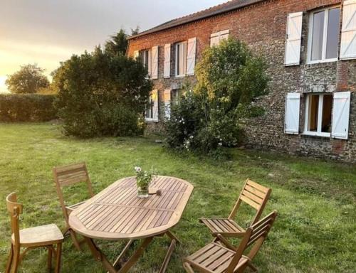 Notre-Dame-du-Hamel House | Maison en brique calme, nature, confort
