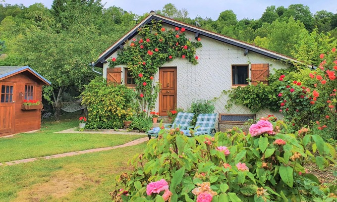 Sainte-Genevieve-les-Gasny Apartment | MAISON/STUDIO 70KM ouest Paris (près GIVERNY) calme. SPECIAL WEEKLY PRICE