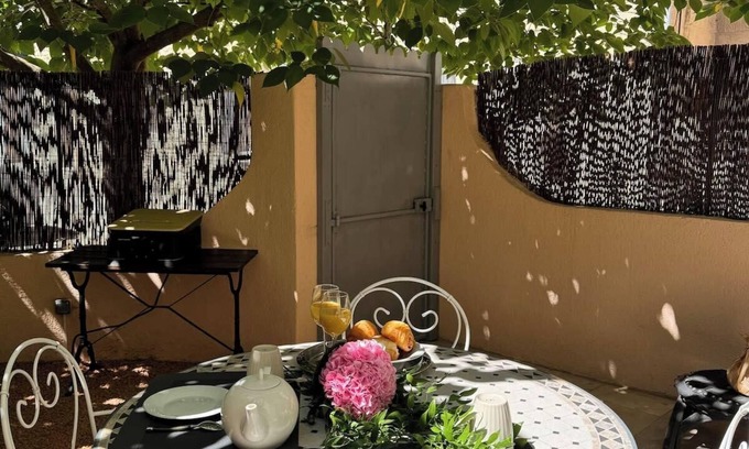 L'Isle-sur-la-Sorgue House | Maison Jasmin, in the city center with parking space and terrace.