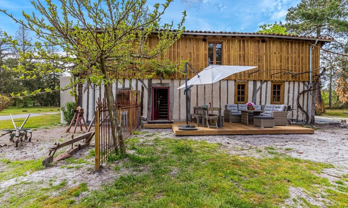 Trensacq House | Maison La Grange with Shared Pool and Air Conditioning in Trensacq