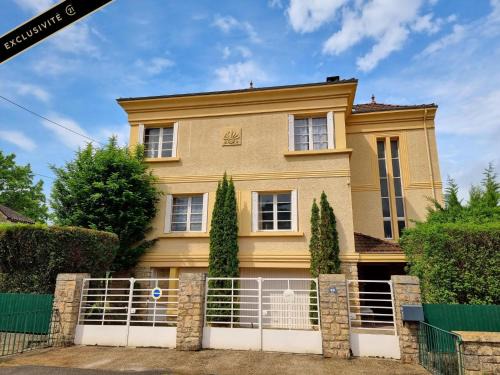 Sarlat-la-Caneda Apartment | Maison Largesse, 10 minute walk to the medieval town of Sarlat