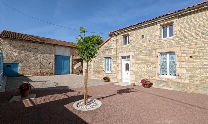 Puyreaux House | Maison lumineuse avec cour privative, proche sites culturels, tout confort, équipé bébé, wifi inclus - FR-1-653-98