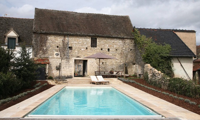 Meursault House | Maison Mazeray, Charming gîte for 8 people with a heated swimming pool
