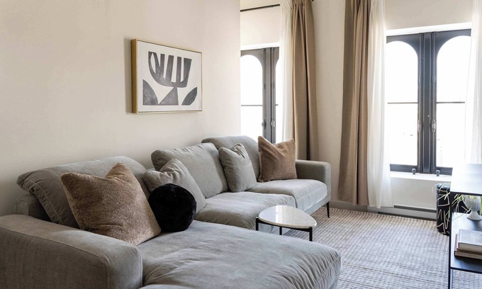 Old Montreal Apartment | Maison Place Jacques-Cartier - Suite 1 bedroom