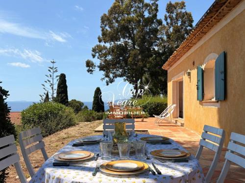 Le Rayol Villa | maison pour 9 personnes vue mer a 150 m de la plage du rayol