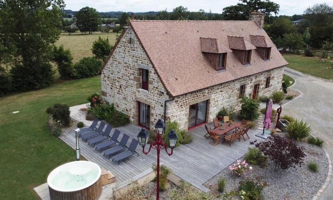 Saint-Patrice-du-Desert House | Maison spacieuse avec jardin, spa et salle de jeux - FR-1-497-187