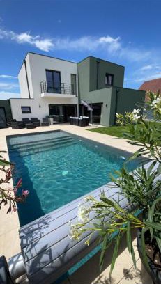 Niederentzen Villa | Maison spacieuse au calme proche Colmar avec piscine