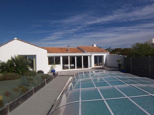 LʼIle-dʼOlonne House | Maison spacieuse avec piscine privative, terrasse et jardin près des Sables-d'Olonne - FR-1-197-297