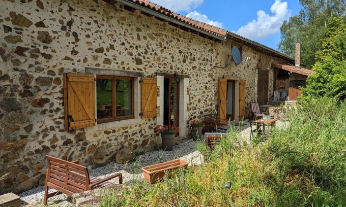 Massignac House | Maison spacieuse avec jardin à Massignac, Internet, parking sur place - FR-1-653-213