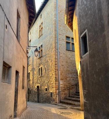 Trevoux Apartment | Maisonnette d'Artiste au cœur des ruelles médiévales
