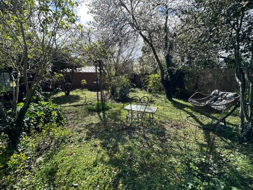 Saint-Serge Apartment | Maisonnette studio avec jardin