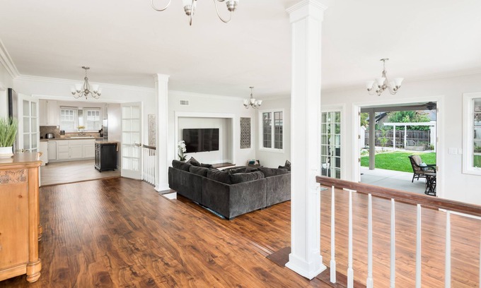 Riverside House | Majestic Family Home*Minutes to Downtown Riverside*Perfect for big groups*Clean