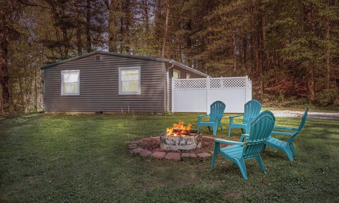 Logan Cottage | Majestic Pines: Budget-friendly 4 person cottage near Lake Logan: Hot tub/WiFi