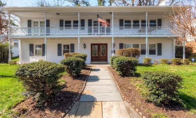 Donaldson Run House | Majestic Residence, Theater, Gym - 5 miles from DC