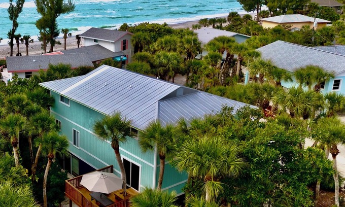 Englewood House | Majestic Summer Sunsets just 50 steps to uncrowded beach & 2 King beds