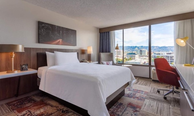 Emeryville Hotel | Make Your Trip More Enjoyable! Onsite Parking, Pets Allowed!