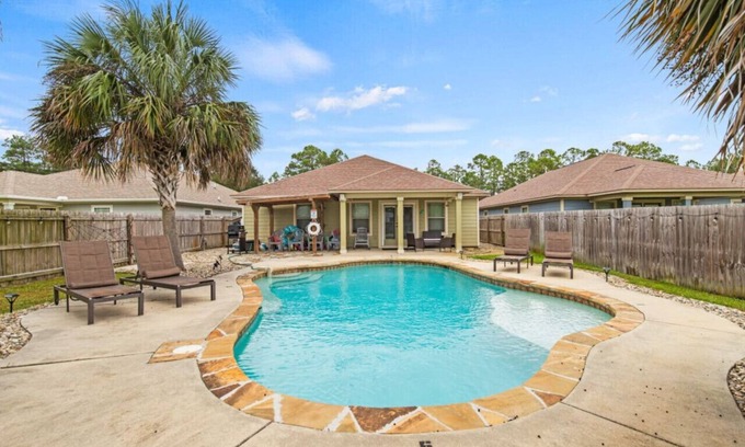 Navarre House | Making Memories ! Private Pool Home 3 Miles from the Beach!