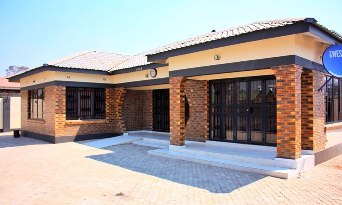 Victoria Falls House | ManaComfy - 14Bed House - 4 Baths - Victoria Falls