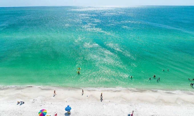 Whitney Beach House | "Manatee" 3 miles to Anna Marie