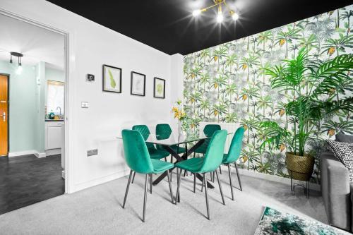 Salford House | Manchester 2 Bed House with Garden - Sleeps 9 - Salford - FREE PARKING - 3 Double Beds, 1 Single - FREE NETFLIX & FREE WIFI - 6 min to City Centre, Close to Trafford Centre, Etihad Stadium, Manchester Arena, Clubs & more