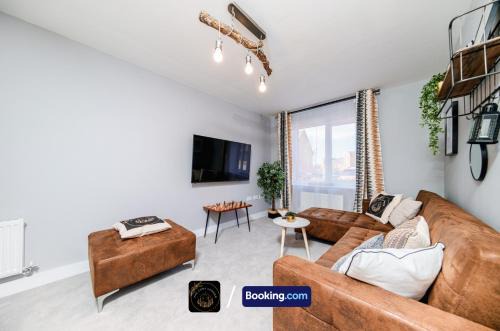 Salford Apartment | Manchester 3-Bed House, Free Parking & WiFi