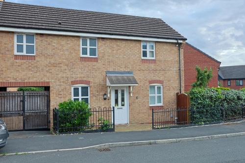 Levenshulme House | Manchester 3-Beds Sleeps 6 with Onsite Parking