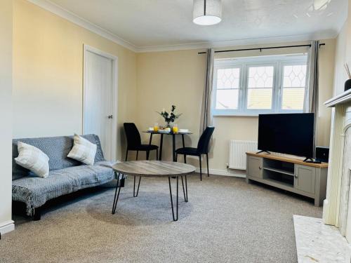 Wythenshawe House | Manchester Stay Hub - 2BR with Free Parking, Near Airport & Attractions