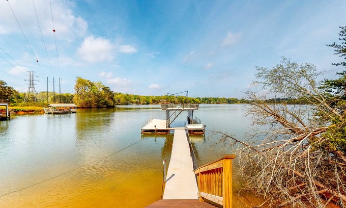 Gainesville House | Mandalay Lake Lanier Getaway- Waterfront Retreat