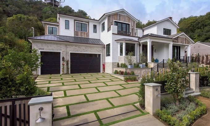 Brentwood Other | Mandeville Canyon - Exquisite Contemporary Farmhouse with Pool & Spa
