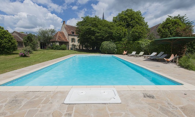 Crevant House | Manor 450 m2-6 bedrooms-14 people, large garden, swimming pool, near golf course