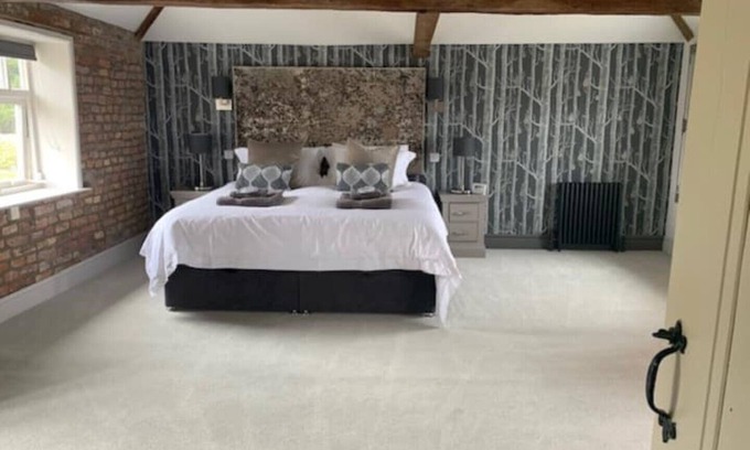 Lund House | Manor Barn - Large Barn Conversion With Hot Tub .