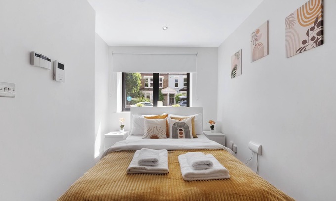 Harringay Apartment | Manor House Studio by MoreThanStays | Ground floor