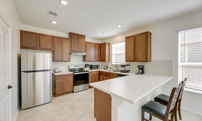 Manor House | Manor Vacation Rental w/Yard: 17 Mi to Austin!