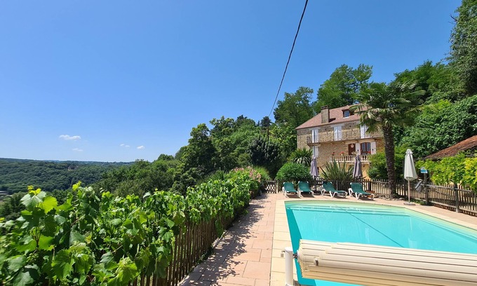 Domme House | Mansion House with heated pool/ AC/High speed internet 3min walk from Domme