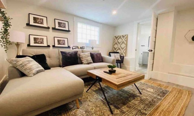 Kitsilano Hotel | Maple beach house Garden suite