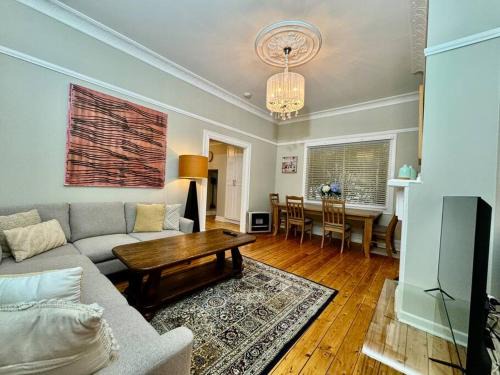 Katoomba House | Maple Grove