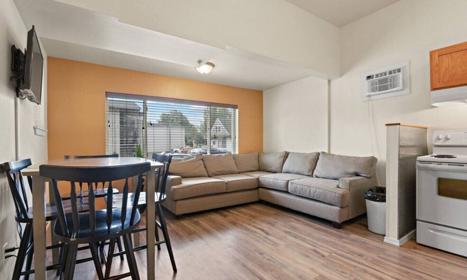 West Central Apartment | Maple Manor Central Retreat