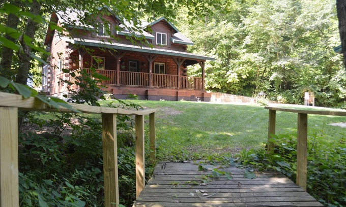Ferryville Cabin | Maplewood Cabin: Secluded Romance with Private Hot Tub while Star Gazing.