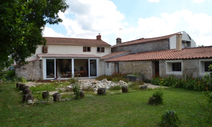 Moreilles House | Marais poitevin 18th century farmhouse with large wooded area very quiet