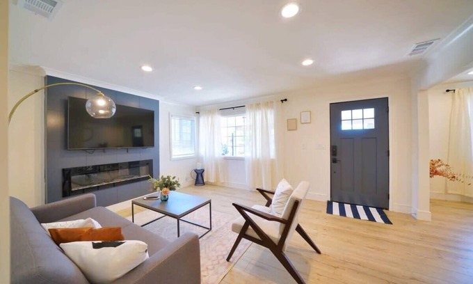 Redwood City House | @ Marbella Lane - Vibrant 4BR RWC | Ldry + P